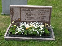  Einar Strinnholm 1923-1993 och hustrun Elna (f Jonsson) 1927-2005 samt sonen Hans 1957-1986.